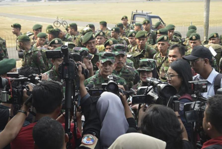TNI Kirim 100 Tenda, 200 Kursi Roda dan 200 Kruk ke Lombok