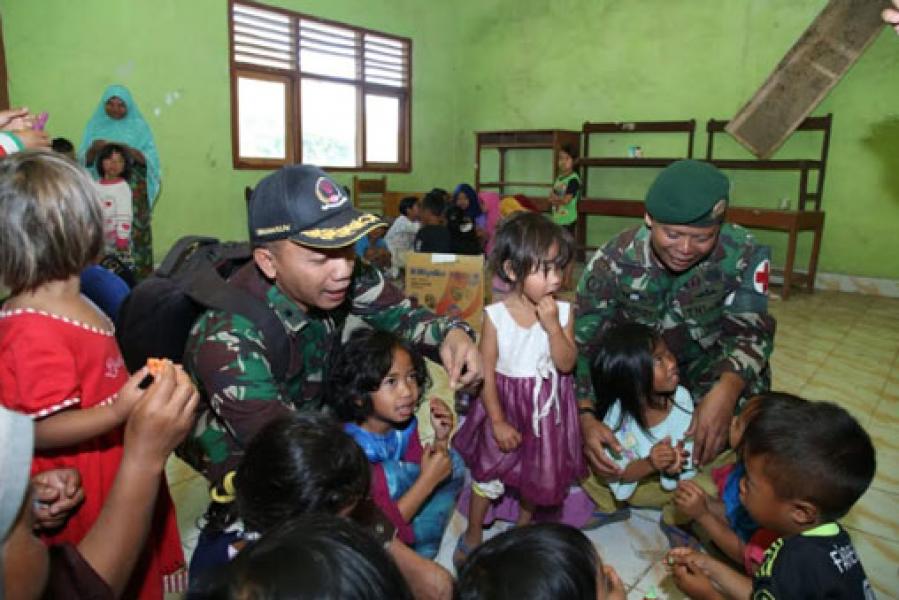 Tim Psikologi TNI Bantu Pulihkan Trauma Korban Gempa di Lombok Timur