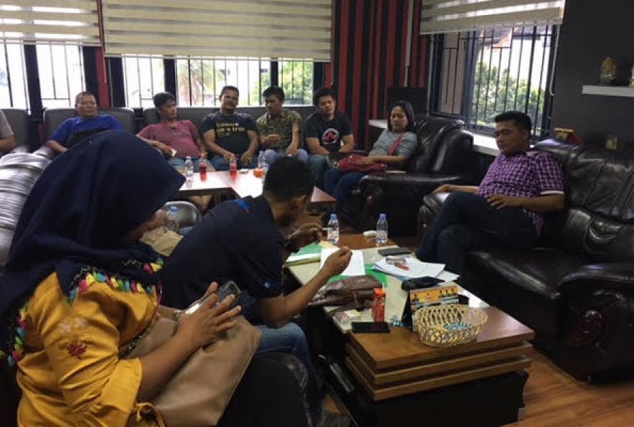 Tolak Dipindahkan Lagi, Puluhan Pedagang Seruduk Kantor DPRD Pekanbaru
