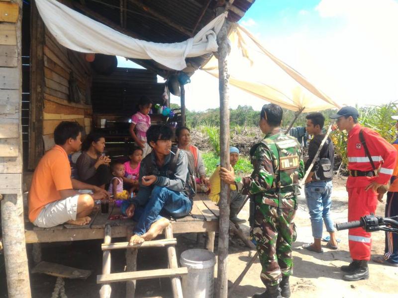 Antisipasi Karhutla Babinsa Koramil 05/Kampar Kiri Laksanakan Patroli Dan Sosialisasi