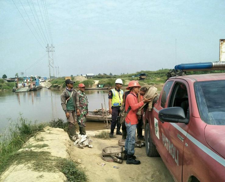 Babinsa Koramil 10/Kds dan PT BDB Patroli Daerah Rawan Karhutla Melalui Darat dan Sungai