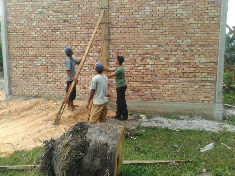 Babinsa Koramil 12/Xlll Koto Kampar Bantu Warga Rehab Rumah