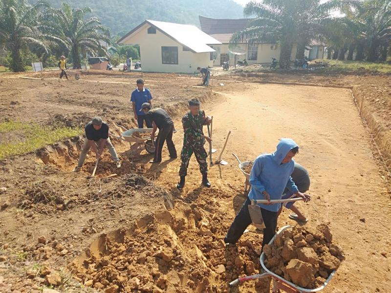 Bersama Warga Babinsa 12/XIII Koto Kampar Goro Perbaikan Jalan Desa