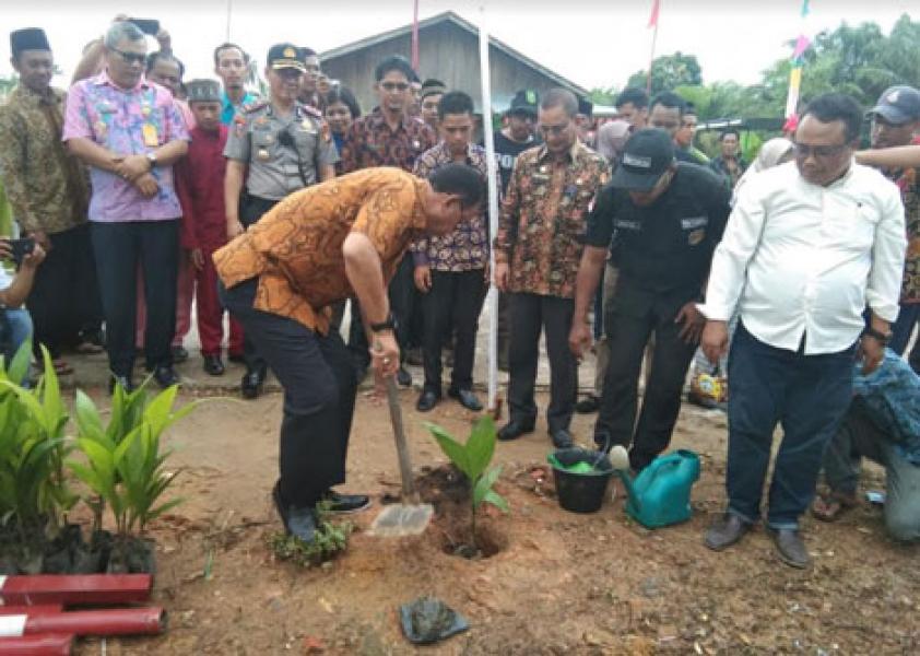 Bupati Suyatno Resmikan Kampung Bersih Merah Putih