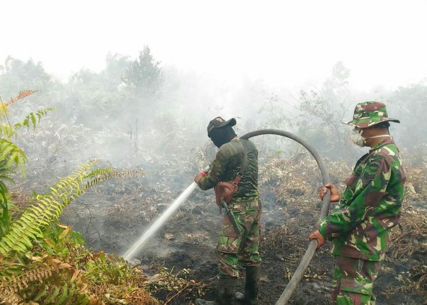 Danramil 07 Kodim0313/KPR Pimpin Tim 1 Sub Satgas Karlahut Padamkan Titik Asap di Desa Rimbo.