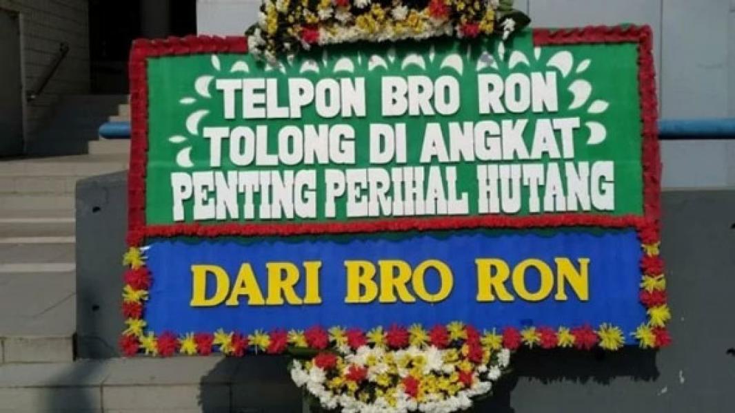 Duh, Pria Ini Kirim Karangan Bunga Nagih Utang ke Pesta Nikah