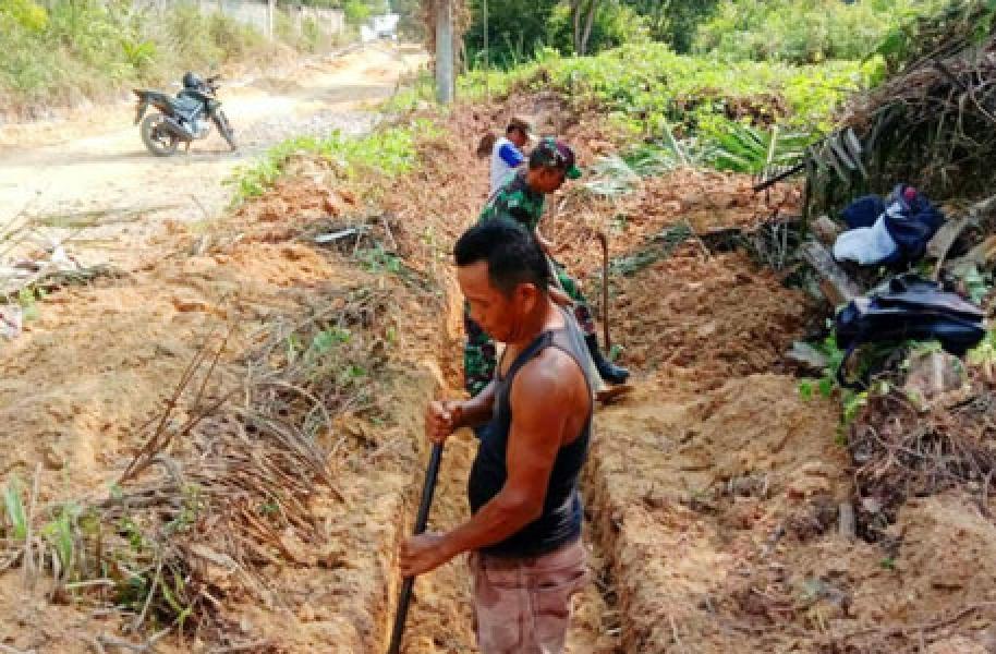 Dukung TMMD Ke 105 Kodim 0313/KPR, Serma Syafwardi Goro Bersama Warga Buat Parit