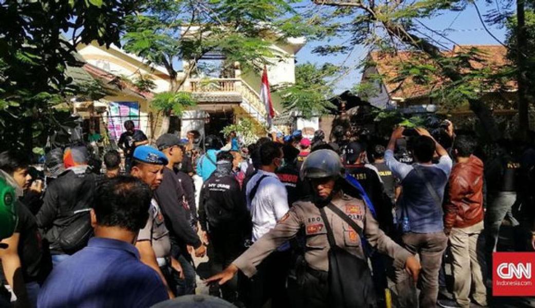 Gas Air Mata Pecah di Asrama Papua, Polisi Angkut Mahasiswa