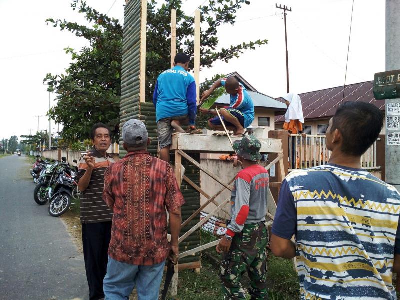 Ikut Mendukung TMMD ke 105 Kodim 0313/KPR, Babinsa Bersama Warga Goro Pembuatan Gapura