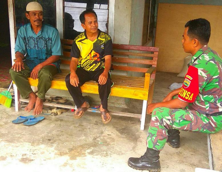 Jaga Hubungan Harmonis, Babinsa Koramil 12/XIII Koto Kampar Komsos Dengan Masyarakat Binaan