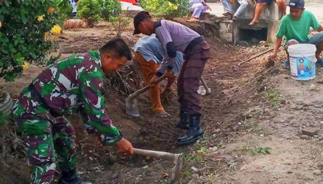 Jelang Hut RI Ke-74, TNI POLRI Bersama Warga Gotong Royong Bersih Kampung