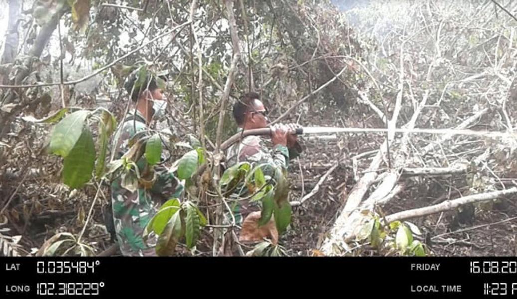 Koramil 15/Kuala Kampar Berjibaku Padamkan Karhutla Di Kerumutan