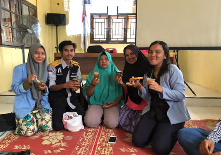 Mahasiswa Unri Sosialisasi Cara Pembuatan Cookies Ampas Kelapa dan Selai Nenas