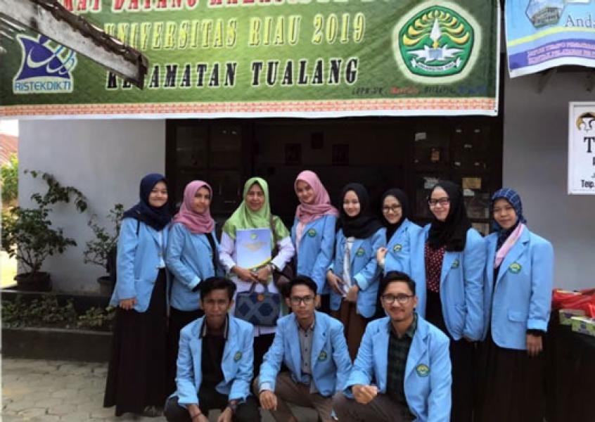 Mahasiswa Unri sosialisasi Cara Sederhana Penjernihan Air Di Desa Tualang
