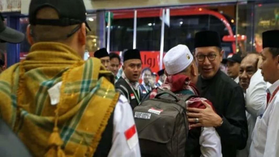 Menag Lepas Kepulangan Jemaah Haji Kloter 1 JKS ke Tanah Air