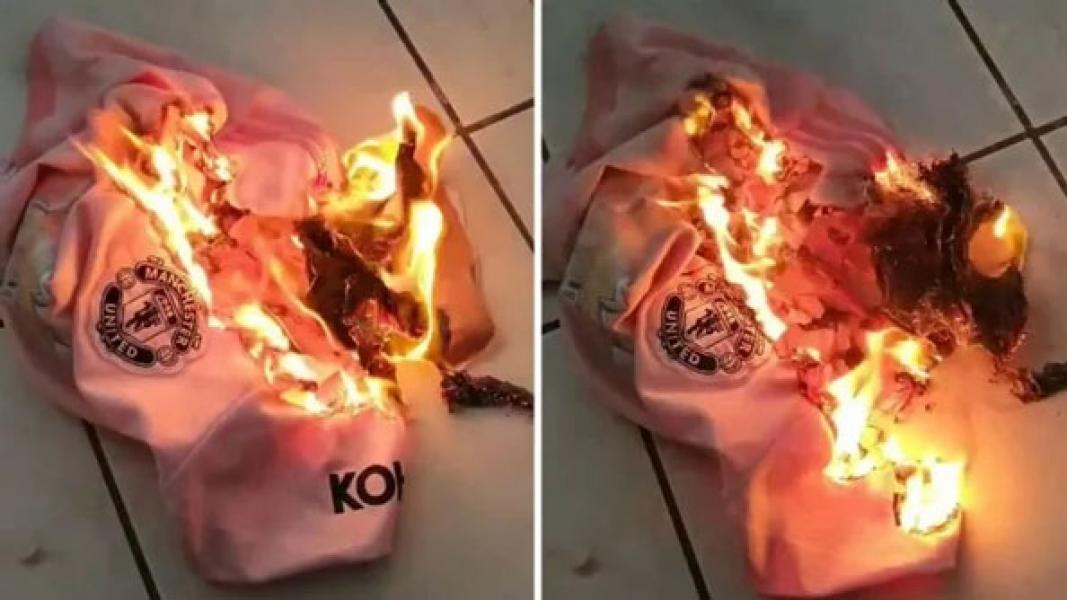 Muak dengan Penguasa Klub, Fans MU Bakar Jersey Setan Merah
