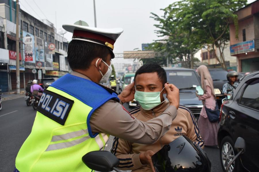 Peduli Dampak Buruk Akibat Asap, Satlantas Bagi Bagi Masker Kepada Pengendara