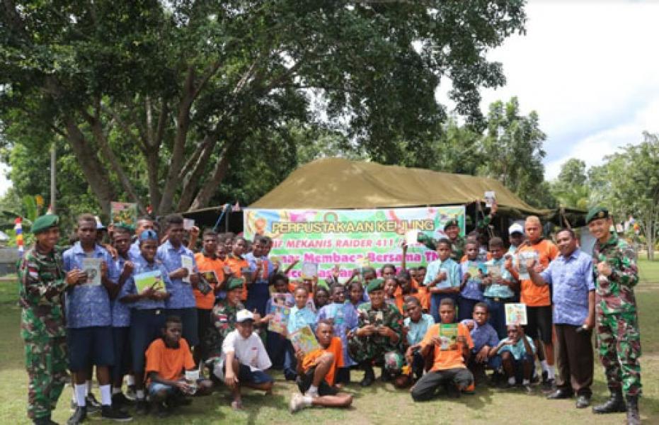 Perpustakaan Keliling Satgas Yonif 411/Pandawa Kostrad di Sekolah Perbatasan