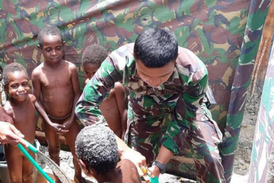 Prajurit Satgas Pamtas RI-PNG Yonif R 514/SY Kostrad Tanamkan Budaya Bersih dan Sehat