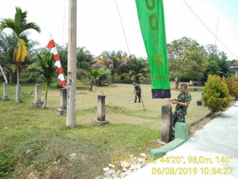 Sambut HUT RI ke 74, Babinsa Koramil 12/XIII Koto Kampar Pasang Bendera dan Umbul-Umbul