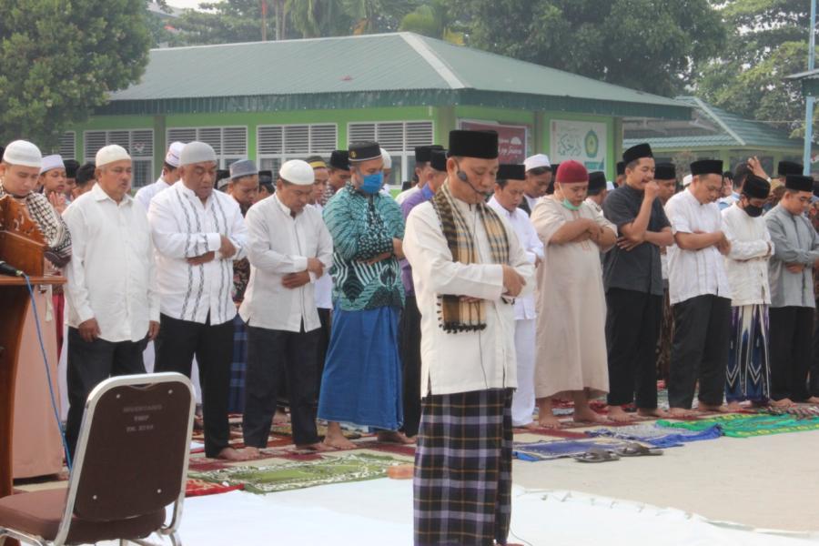 Kabut Asap Tak Juga Hilang, Santri dan Pengajar Pondok Pesantren Dar el Hikmah Gelar Salat Istisqa