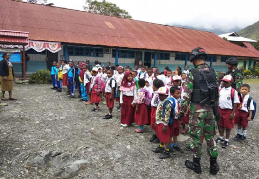Satgas Pamtas RI-PNG Yonif Raider 514/SY Ajarkan Cinta Tanah Air di Sekolah Dasar