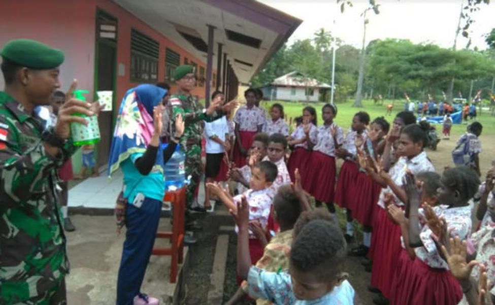 Satgas Pamtas Yonif 411/Pdw Bersama Puskesmas Sota Sosialisasikan Pola Hidup Sehat di Sekolah