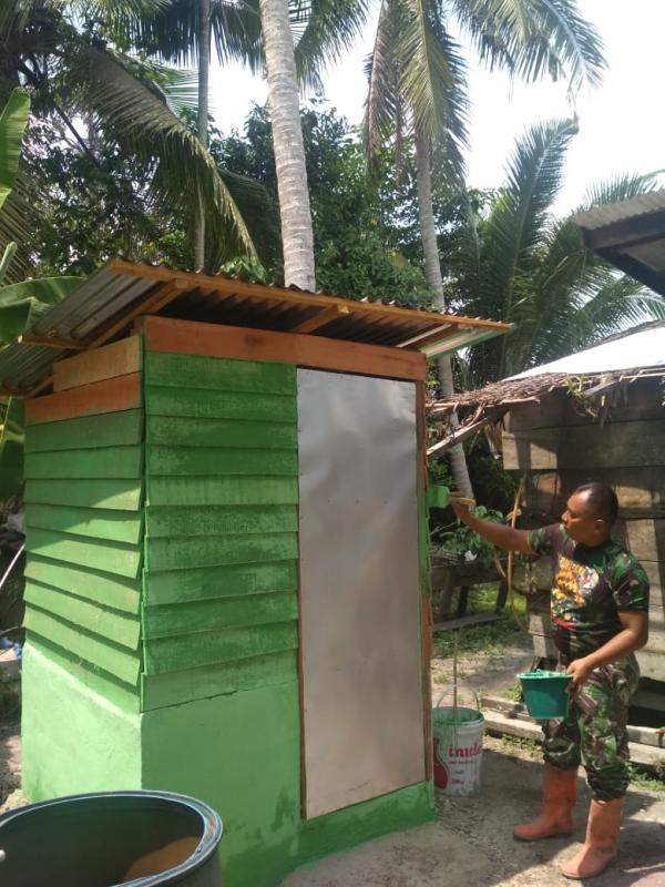 TMMD Ke 105 Kodim 0313/KPR, Babinsa Koramil 05/KK Tuntaskan 7 Unit Jamban Sehat di Mentulik