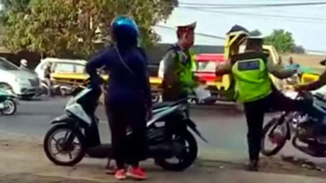 Viral Polisi Tangerang Tendang Pemotor RX-King Hingga Tersungkur
