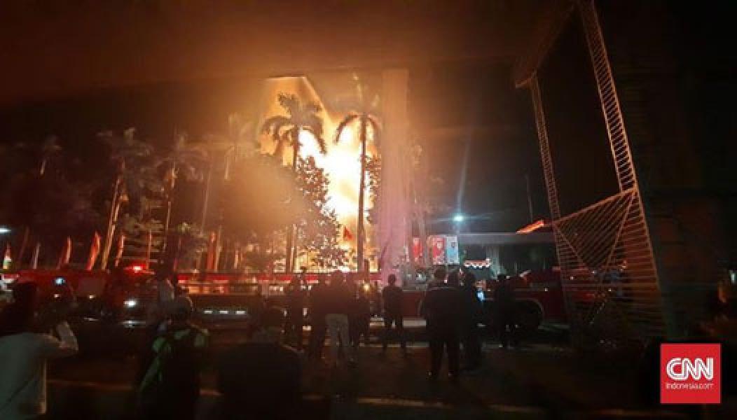 Sempat Menjinak, Kobaran Api di Gedung Kejagung Membara Lagi
