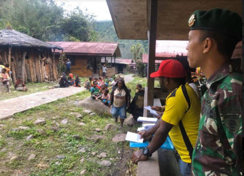 Agar Tepat Saran, Satgas Yonif 754 Kostrad Kawal Pembagian Bantuan Kepada Masyarakat Tsinga