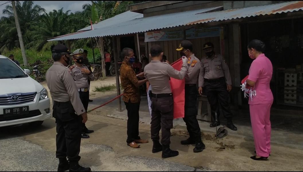 Ajak Warga Cinta Tanah Air, Kapolsek Tanah Putih Bagikan Bendera Merah Putih Hasil Jahitannya