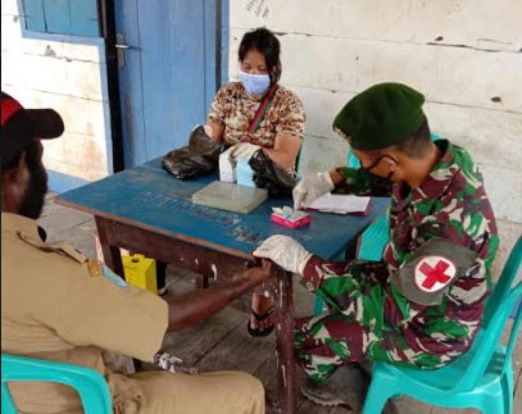 Antisipasi Penyakit Malaria, Satgas 754 Kostrad Berkeliling Kampung Cek Kesehatan Masyarakat