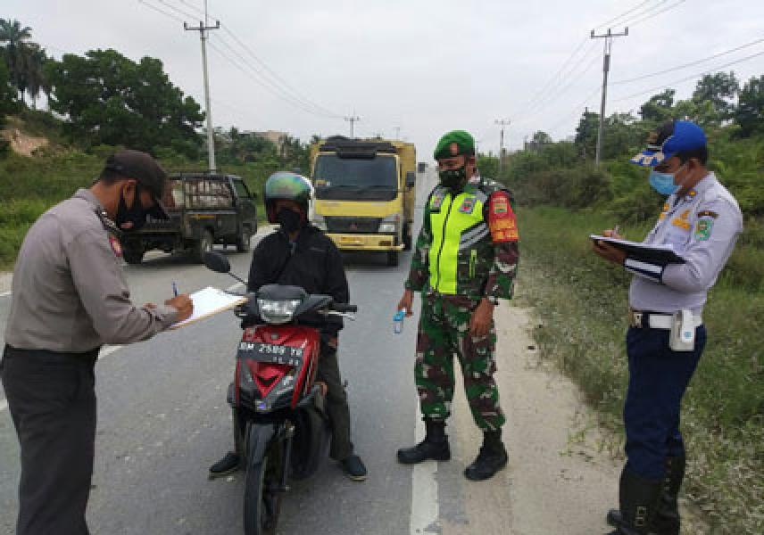 Antisipasi Penyebaran Covid-19, Babinsa Koramil 03/Siak Lakukan Disiplin Protokol Kesehatan