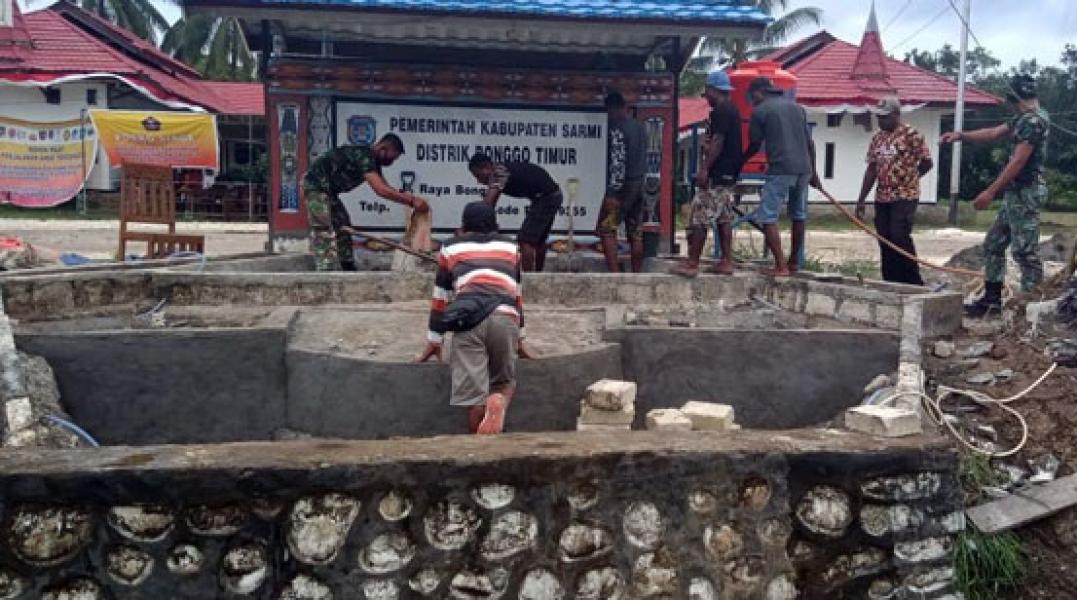 Bantu Distrik Bonggo Timur, Prajurit Yonif 754 Buat Taman dan Kolam Ikan di Halaman Kantor