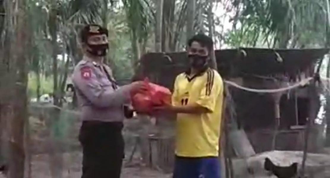 Bersempena HUT RI Ke 75, Polsek Tenayan Raya Berikan Bendera Merah Putih dan Sembako ke Warga Pinggiran Sungai Siak