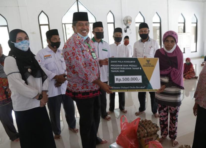Bupati Alfedri Salurkan Zakat Baznas Siak di Kecamatan Mempura