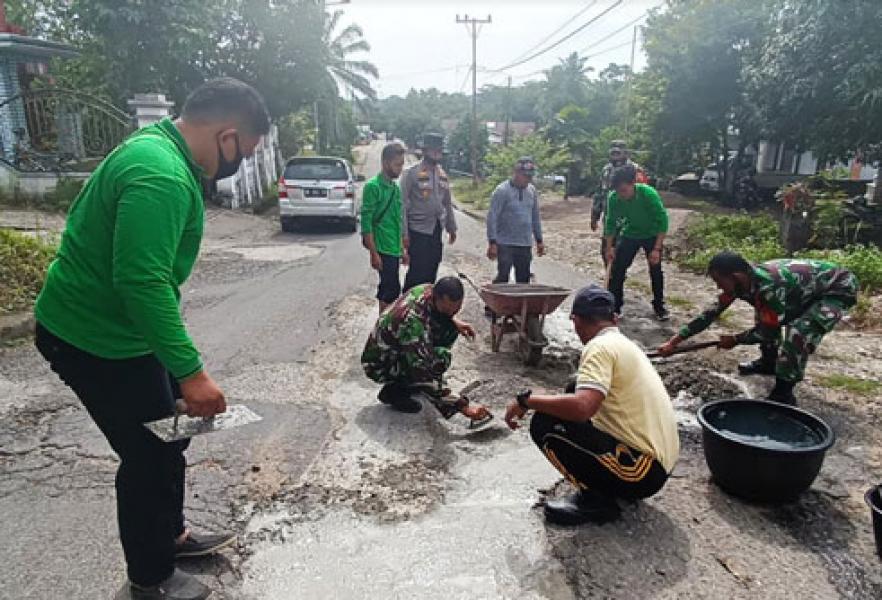 Camat Rambah Bersama TNI-Polri dan Mahasiswa Tambal Jalan Berlubang