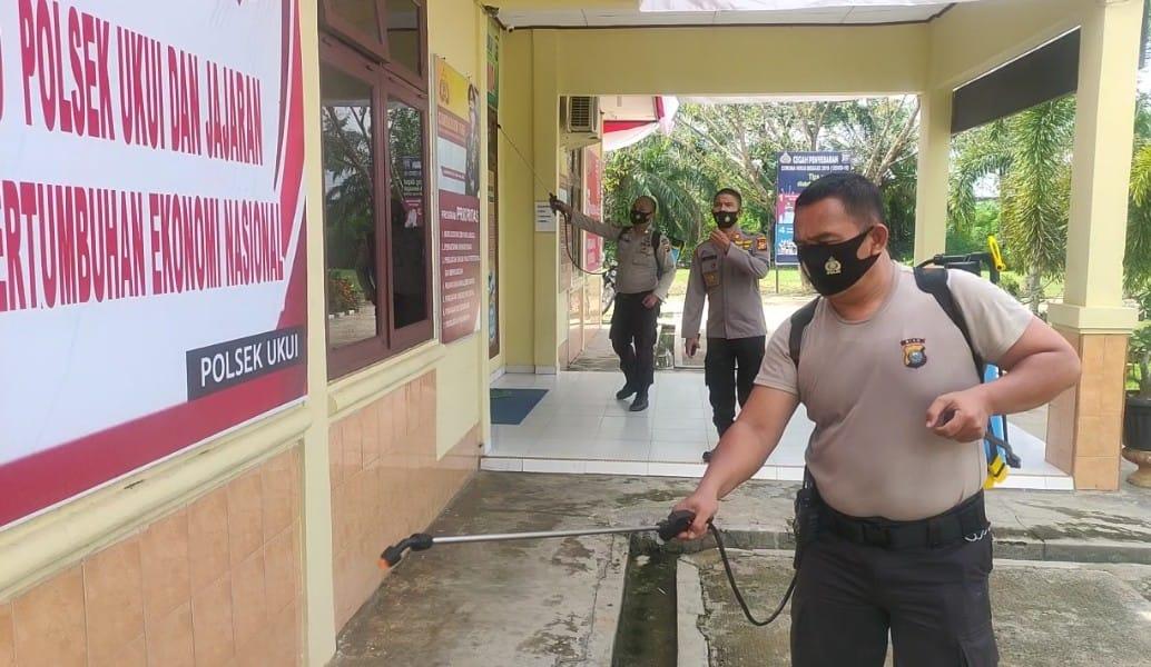Cegah Penyebaran Covid-19, Polsek Ukui Rutin Lakukan Penyemprotan Disinfektan