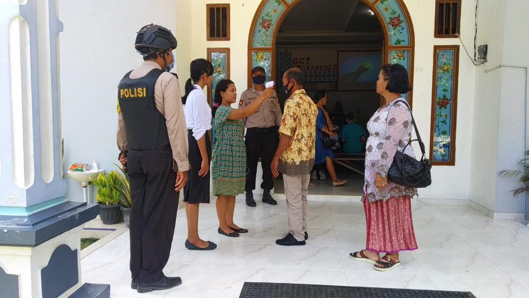 Cegah Penyebaran Covid-19 Polsek Kerumutan Cek Suhu Tubuh Jemaat Gereja