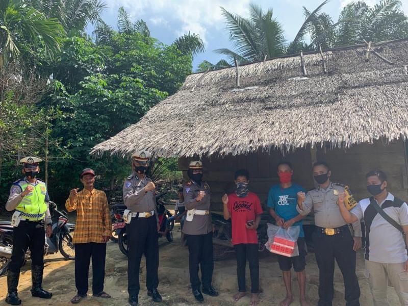 Dapat Bantuan Hp dari Kapolres Siak, Kharisma Bisa Belajar Secara Online.
