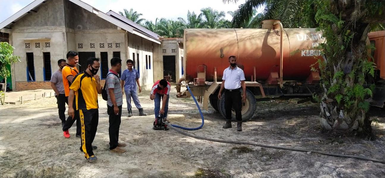 Dukung Program Kampung Tangguh, Polsek Ukui Gandeng Perusahaan Isikan Air di Empang Petani