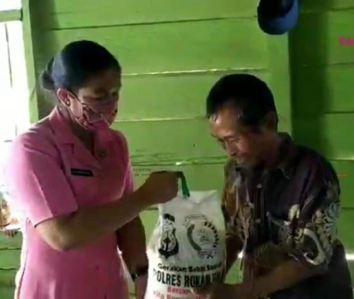 HUT RI ke-75, Bhayangkari Ranting Polsek Tanah Putih Berikan Tali Asih ke Kakek Sebatang Kara