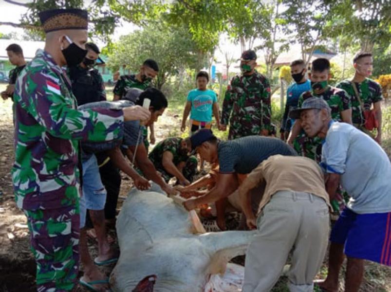 Ikut Merayakan Idul Adha 1441 H, Prajurit Satgas Pamtas Yonif 125 Menerima Hewan Qurban Dari Masjid Nurul Huda