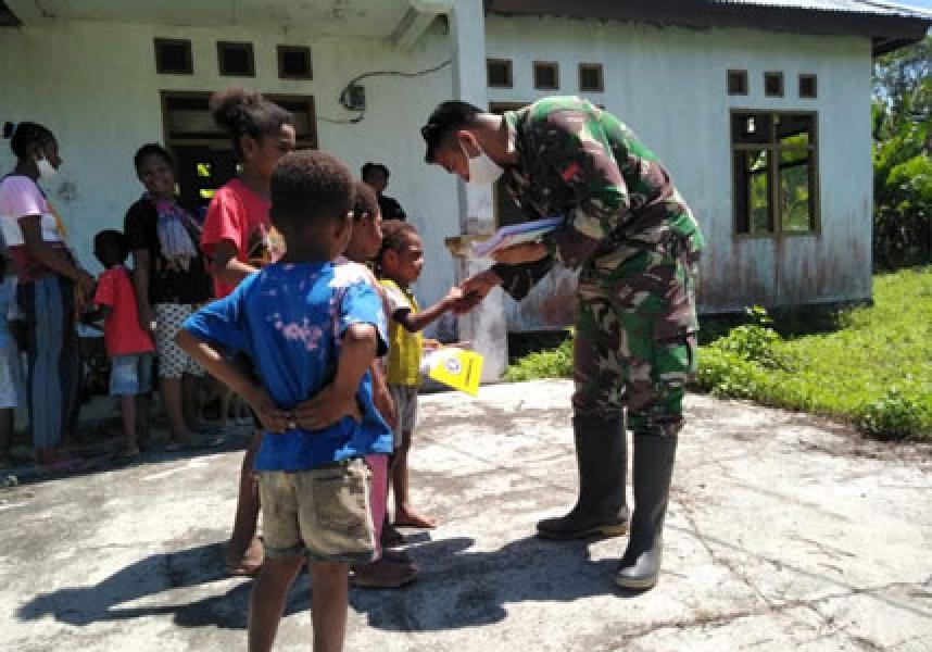 Jaga Kesehatan Warga Kriku, Prajurit Yonif 413 Bremoro Gelar Pengobatan Keliling Kampung