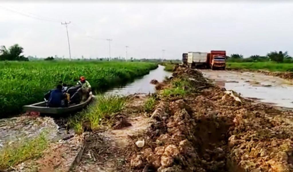 Jalan Lintas Sontang-Duri Rusak Parah, Roda Dua Terpaksa Gunakan Sampan