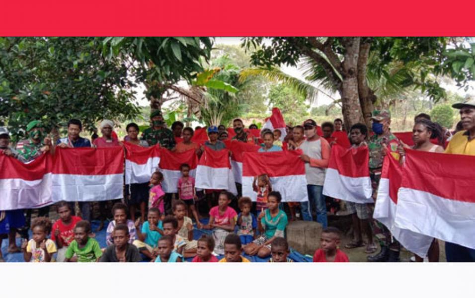 Jelang HUT Kemerdekaan RI ke-75, Satgas Yonif 125 Bagikan Bendera Merah Putih Kepada Warga Kampung Sota dan Toray