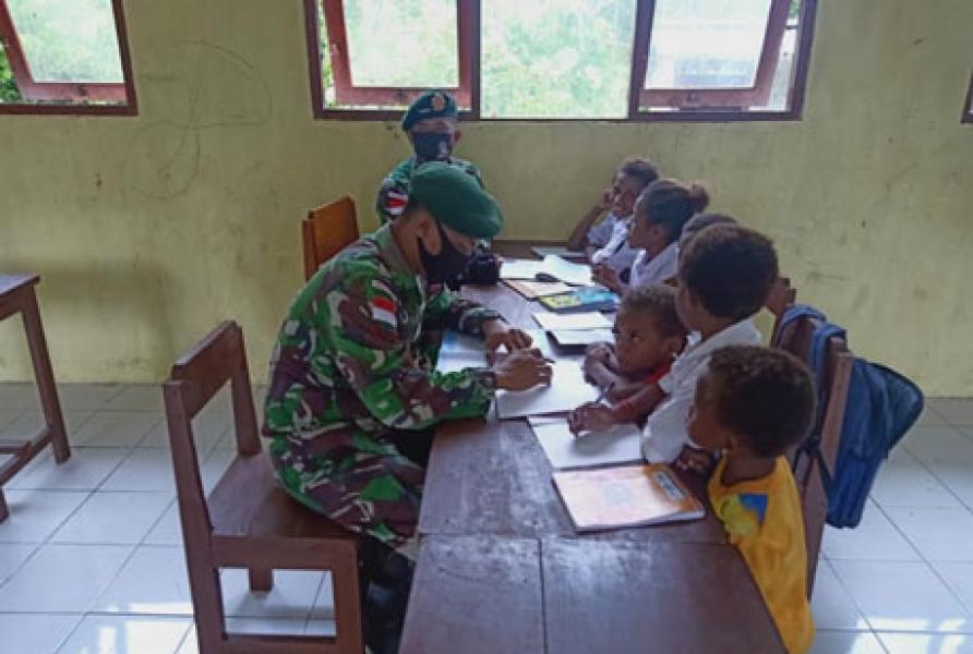 Kembali Masuk Sekolah, Prajurit Satgas Yonif 413 Bremoro Mengajar di SD Kriku