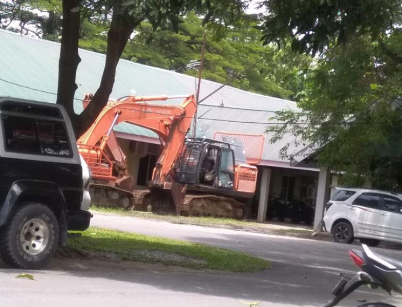 Laksanakan Putusan Pengadilan, DLHK Riau Lepas 1 unit Ekscavator BB Tangkapan