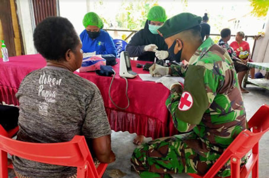 Lewati Laut Pasifik, Satgas 754 Kostrad Gelar Pengobatan Gratis dan Bantu Warga 